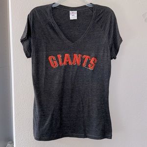 Giants Baseball Vintage Design V-neck T-shirt. Size XL. Color: charcoal gray.